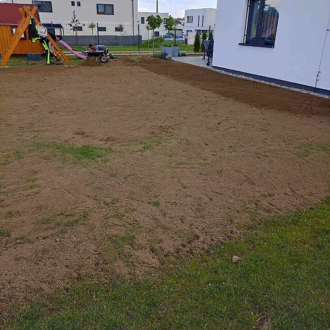 Srovnaný terén připravený na výsev trávníku