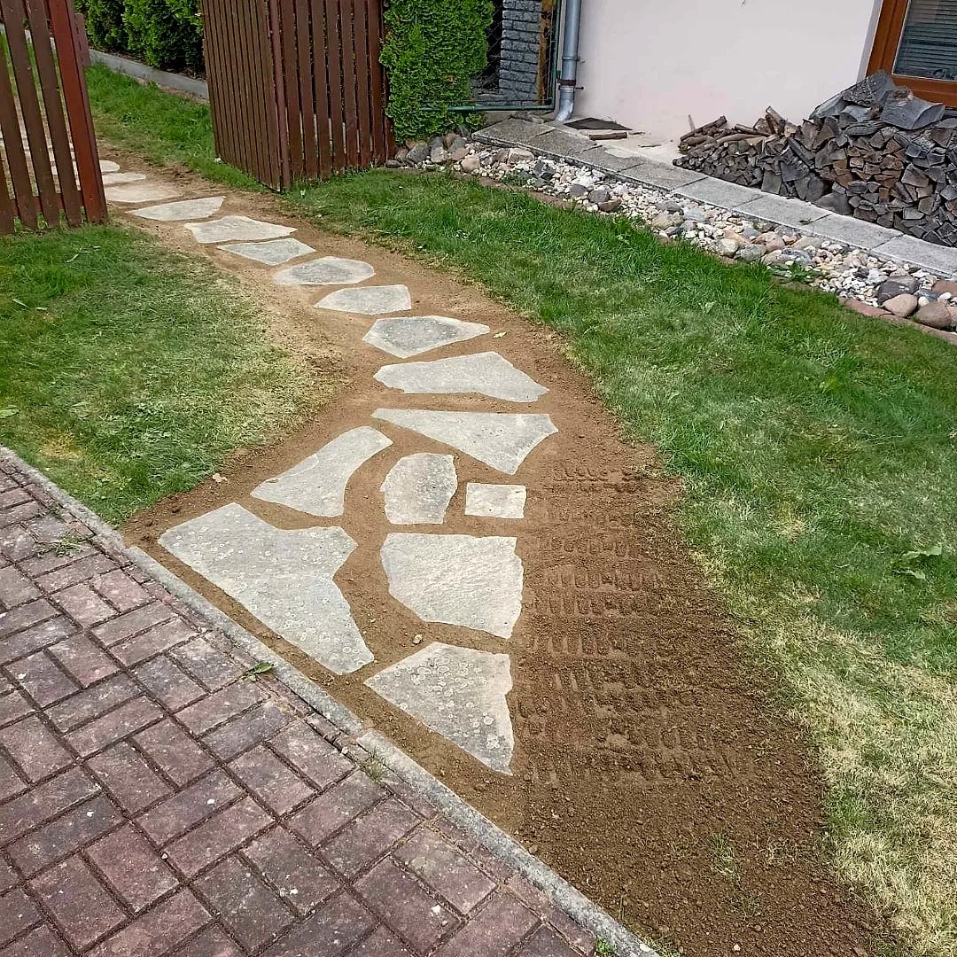 Spáry zasypané pískem